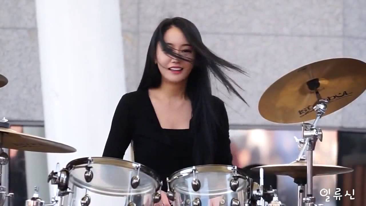 китаянка на барабанах. девушка барабанщик. китайская девочка на барабанах. китайская девочка на барабанах. маленькая китайская барабанщица.