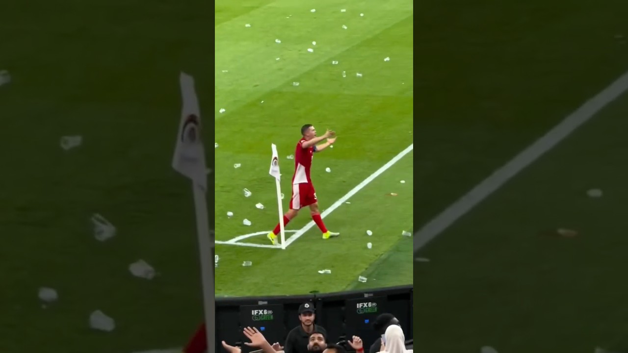 Lemparan botol dari suporter Timnas Indonesia saat kalah 0-1 menghadapi Irak