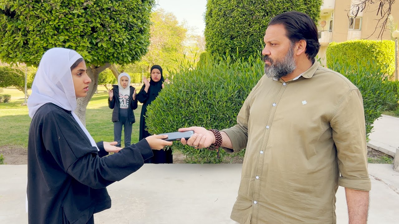 بنت تعثر علي هاتف داخل سيارة وعندما فتحتة كانت المفجائة !!