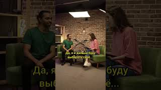 Иностранец угадывает песни на русском языке