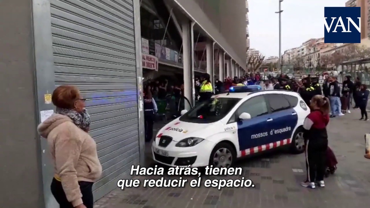 Los Mossos intervienen a las puertas de un supermercado en L’Hospitalet de Llobregat