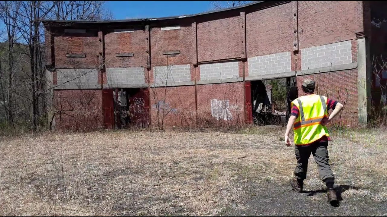 camera iphone 8 plus apk Exploring abandoned train building / Roundhouse And Coal Tower