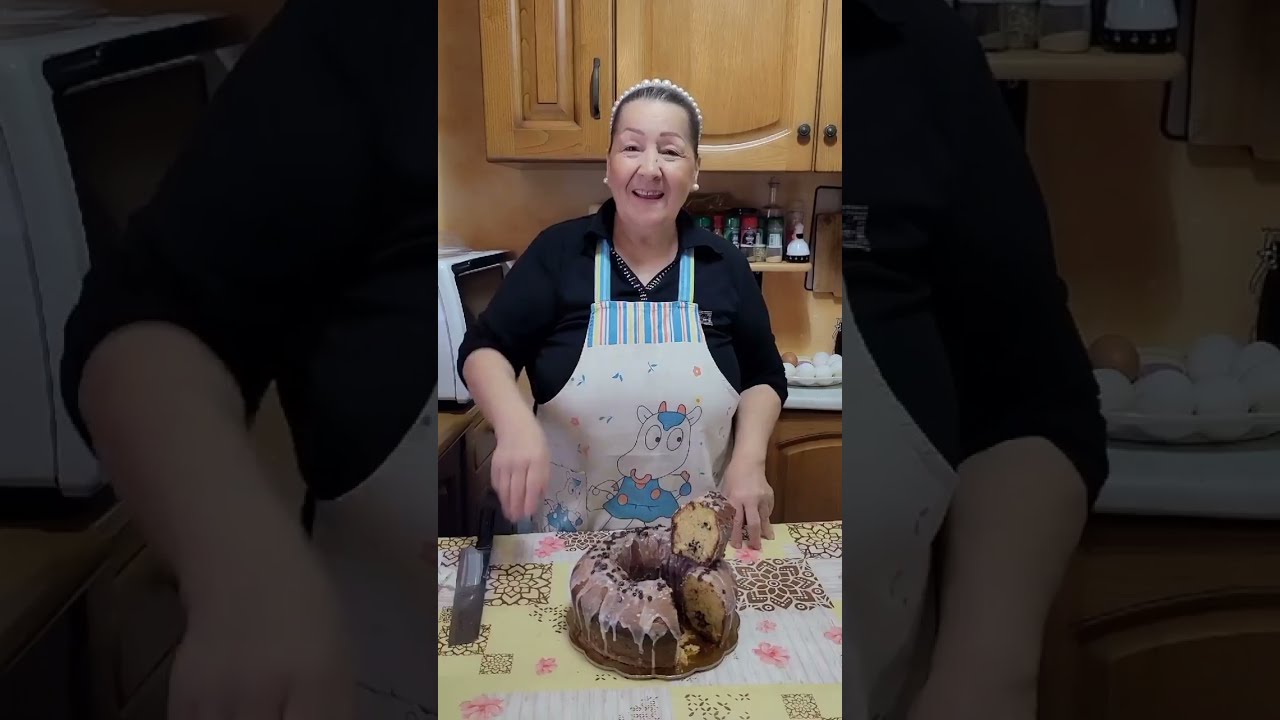 Ciambellone pieno di gocce di cioccolata, profumato e glassato all'arancia.