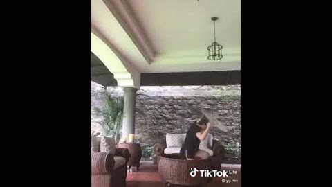 chica que se queda atrapada en la mesa después de cantar waka waka