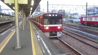 【浦賀～品川間各駅停車】京急本線普通品川行き京急1500形1569編成6両　神奈川新町駅発車