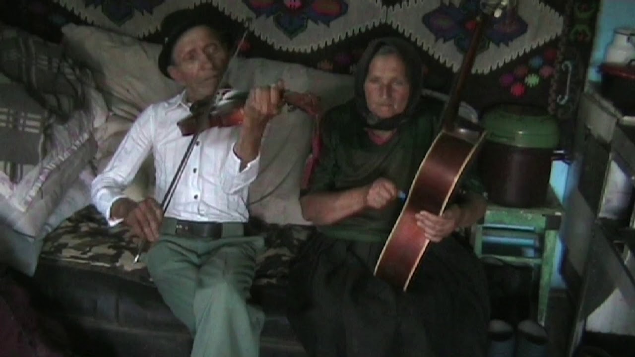 Music from Maramures: Nicolae Covaci plays Cântec de strigat in coltul mesi (2006)
