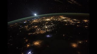 Полёт над ночной стороной Земли - Таймлапс с МКС