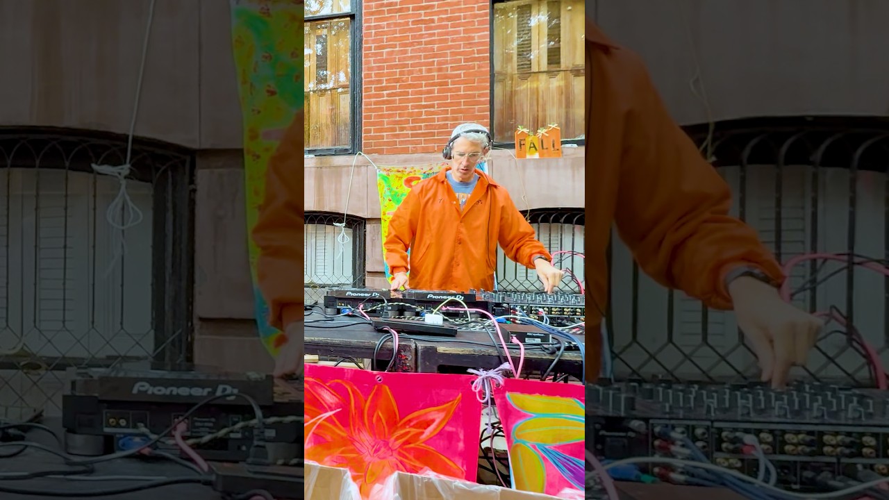 Вечеринка в честь Хэллоуина с Stretch Armstrong