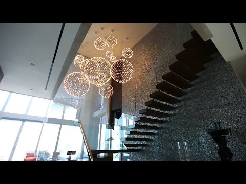 Video: Pencahayaan Ruang Tamu Dapur (11 Foto): Desain Kamar Gabungan Dalam Warna-warna Terang Dengan Lampu Gantung