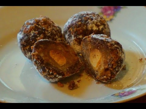 Chocolate balls with nuts and caramel.შოკოლადის ბურთულები თხილით და კარამელით.