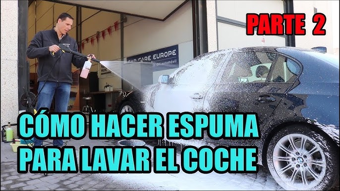 Coche en espuma activa en un lavado de coches de autoservicio