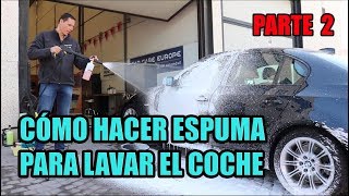 Lavado de coches. El proceso de lavado de un coche con espuma