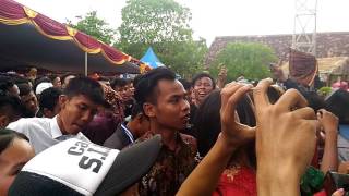 Killing me inside ft Aiu ratna - fake at SMK 3 karawang 29.04.2017