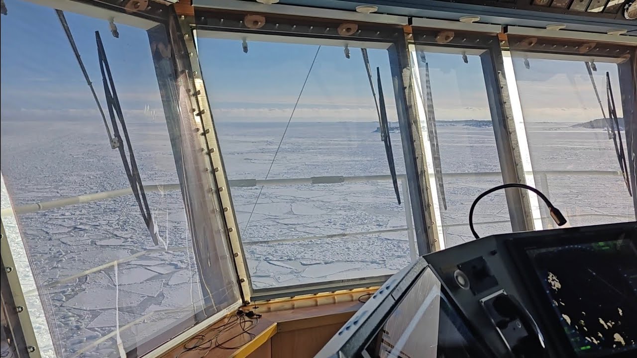 Rahtilaivan komentosillalla / On freight ship bridge