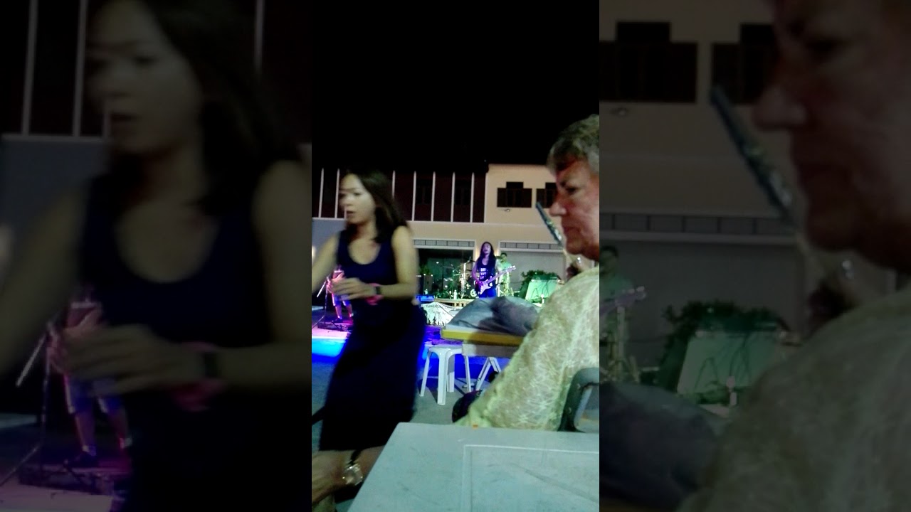 Andrew Luna with Samui band in the warf 10.nov2017(1)