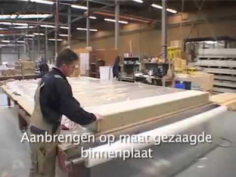 Video: Bekijk De Fabriek Op Een Houten Frame