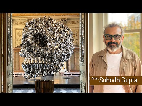 L'artiste indien Subodh Gupta installe ses œuvres à base d