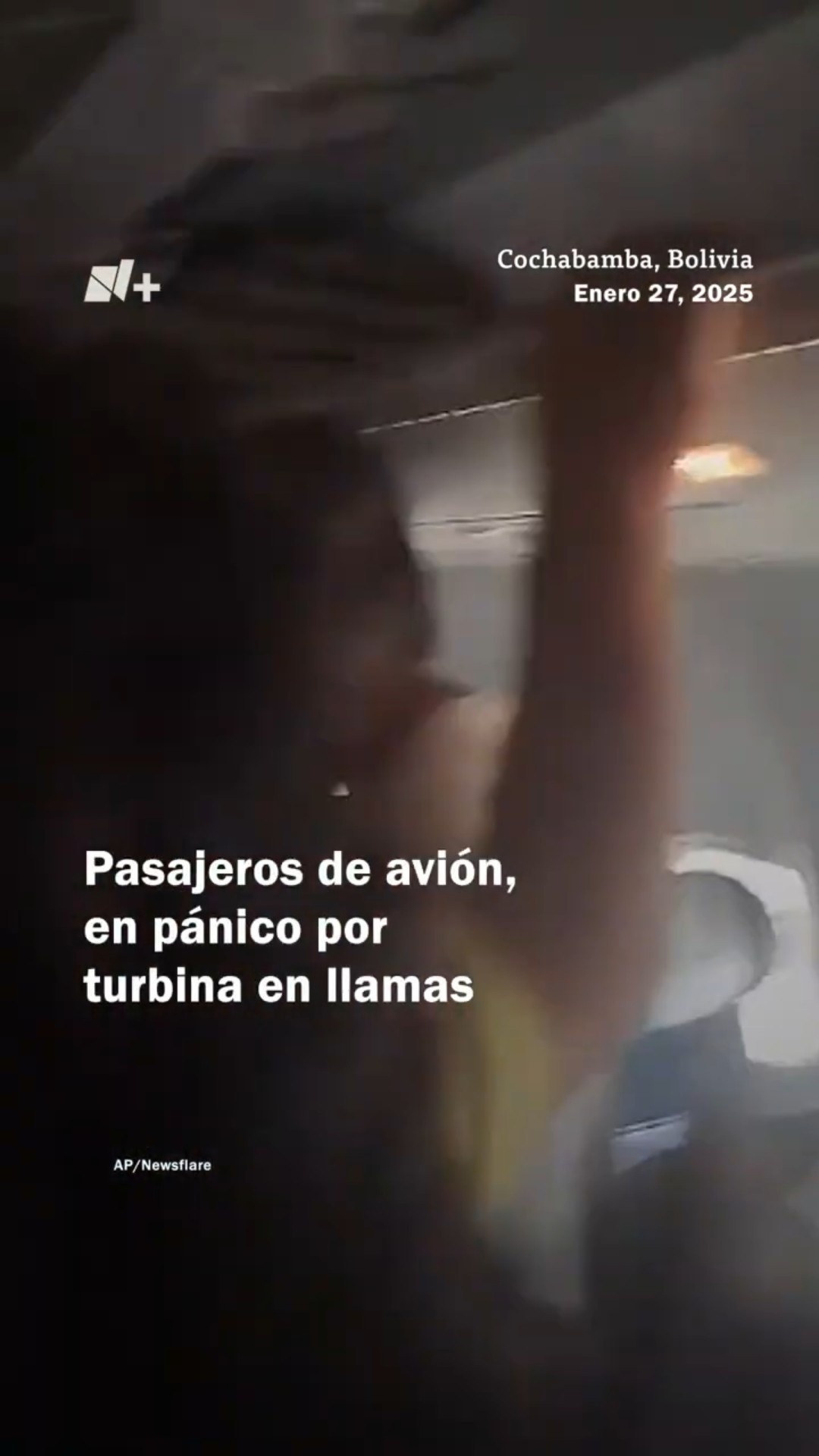 Pasajeros de avión, en pánico por turbina de avión en llamas #nmas #shorts #brasil #avion