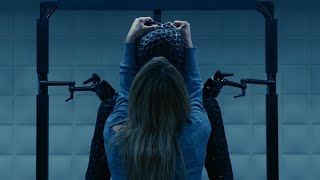 《隱形人》年度最佳恐怖片！枕邊人控制欲太强，穿隱身衣瘋狂偷窺你！