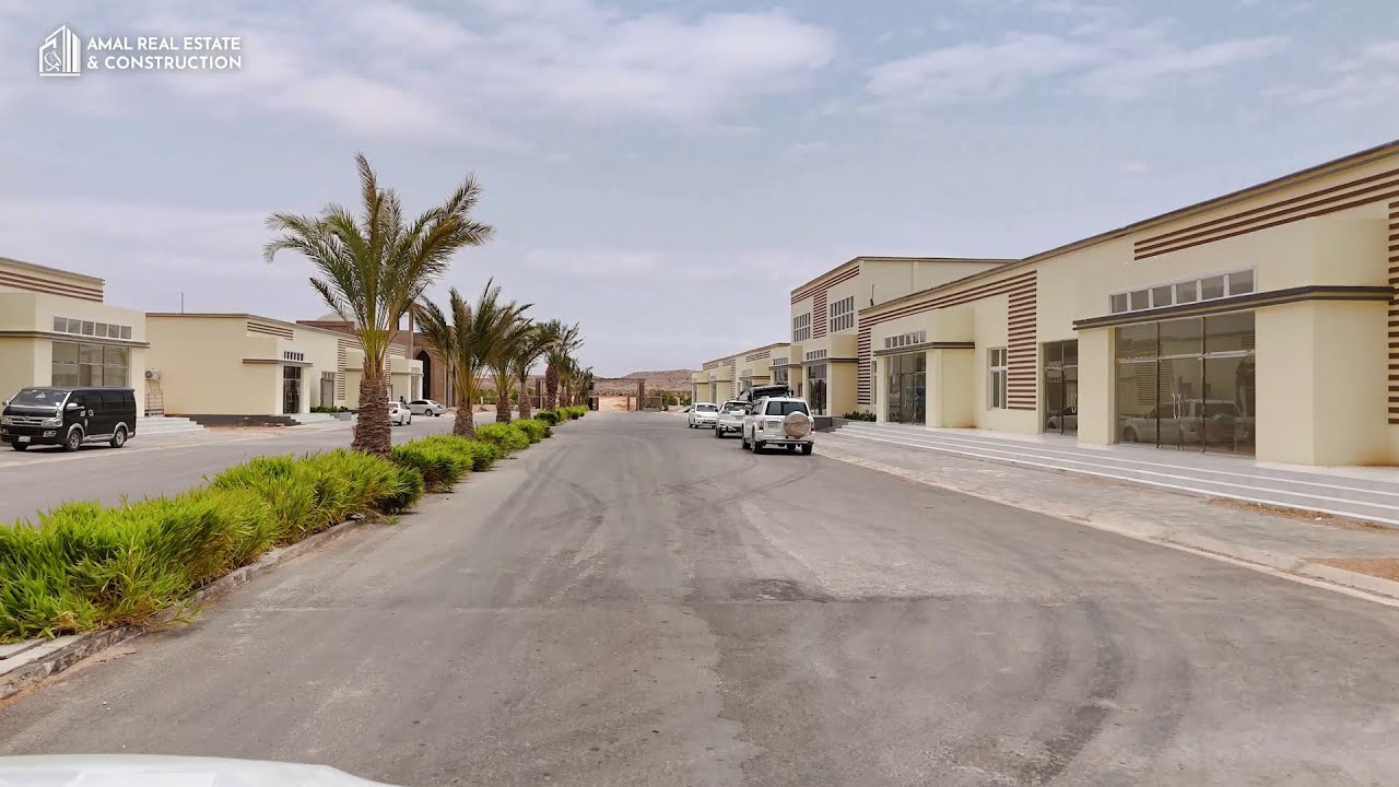 Qurbajoogta Soomaaliyeed oo guryo deegaan ah ka iibsanaya xaafadda Amal Village ee magaalada Garowe.