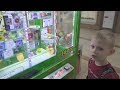 Дети ОПУСТОШАЮТ автомат с толкателем в торговом центре, супер челлендж кто больше вытащит игрушек