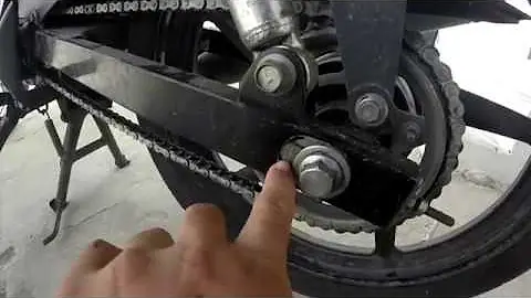 Como saber se a corrente da moto está muito esticada?