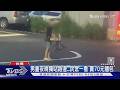 小男童夜站路邊賣麵包!民眾心疼狂買　暖心真相曝光了｜TVBS新聞 @TVBSNEWS01