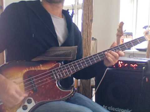 l200-distorted-rock-bass-w-power-chords-from-playbassnow.com