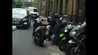 Thiefs try steal motor bike in London and get tackled