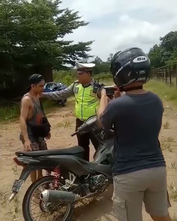 Ngakak seorang pengendara mabuk di tilang polisi