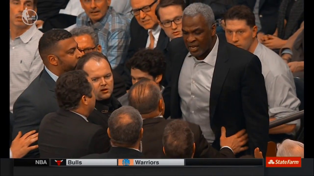 Charles Oakley escorted out of Madison Square Garden after shoving security  - YouTube