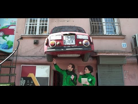 ტექინსპექტორებმა კედელში გაჭედილ ავტომობილს ხარვეზების აღმოსაფხვრელად 30 დღიან ვადაზე უარი უთხრეს