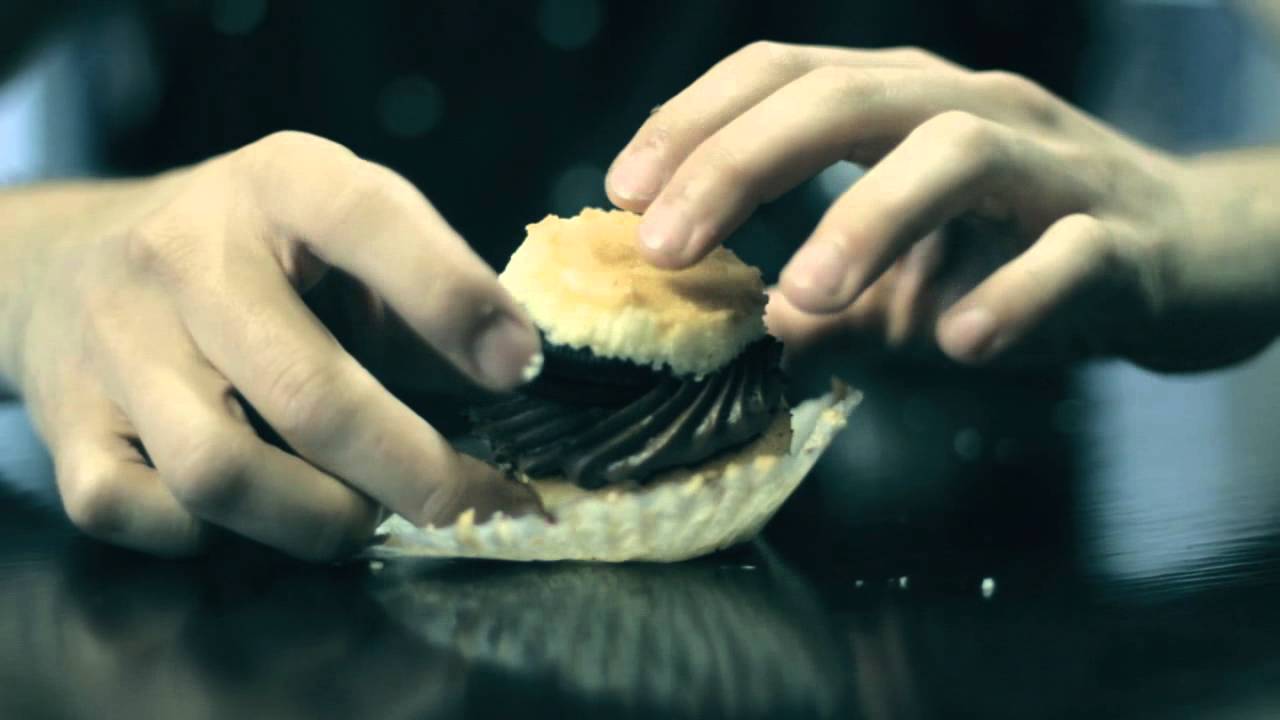 How To Eat A Cupcake, Like A Gentleman | Foodbeast Labs