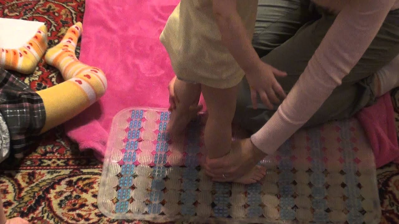 Лечебная гимнастика для детей, которые ещё не ходят.