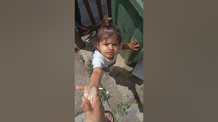 মামনি বিন এ ময়লা ফেলা শিখছে।  Mummy is learning to put garbage in the bin. #london #vlog