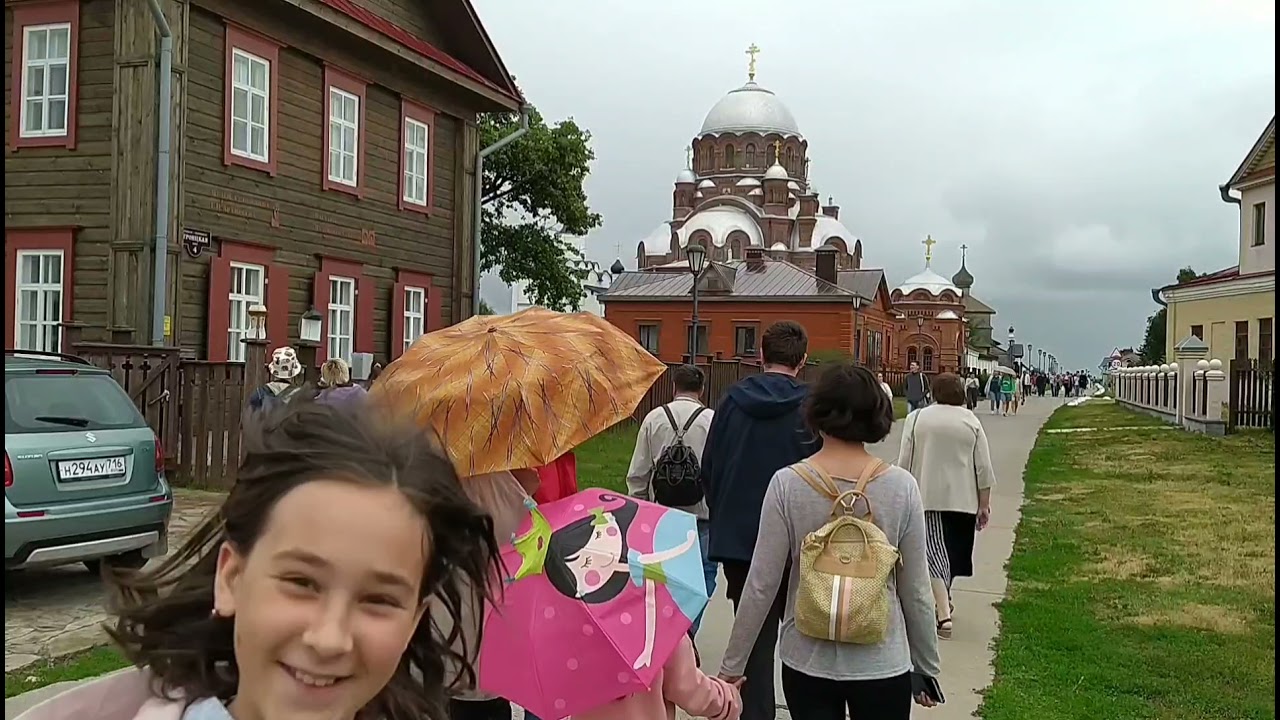 Оля вышла из школы и пошла. Фотосессия в Свияжске летом.