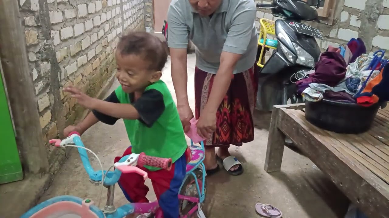 Belajar naik sepeda #cutebaby #funny #cute 