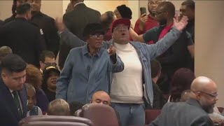 Chaos ensues as Chicago protesters take over sanctuary city meeting