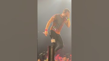 DRUNK Chris Martin “so high” - Coldplay live in Atlanta- Music of the Spheres #coldplay #chrismartin