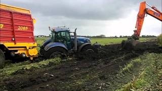 New Holland T7070 muurvast tijdens hakselen