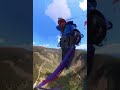 Parashutistja shpëton për mrekulli! Momenti kur përplaset në ajër me një avion të vogël‼️