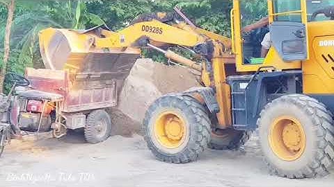 Công nông ba bánh chở vật liệu xây dựng rất nhanh gọn