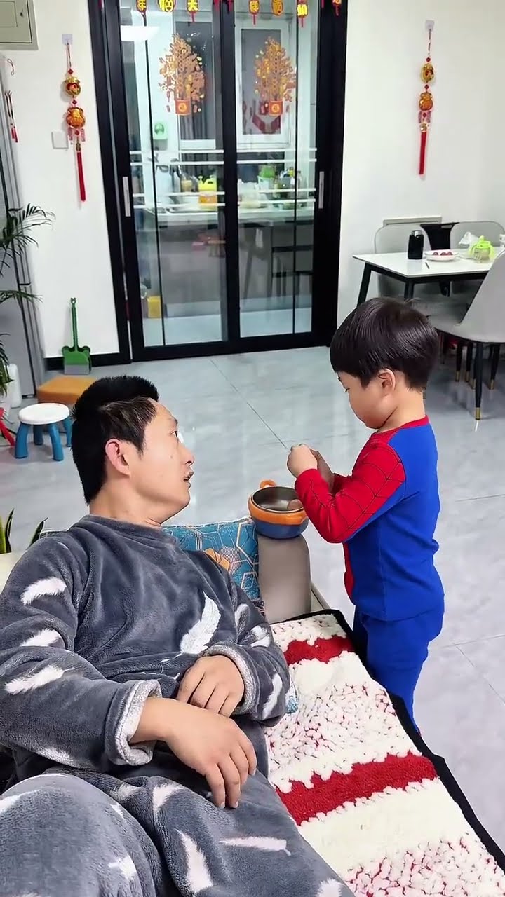 儿子磕鸡蛋的方式，看爸爸还睡懒觉！#Cute baby#Cute#呆萌小米宝#聪明宝宝#萌娃