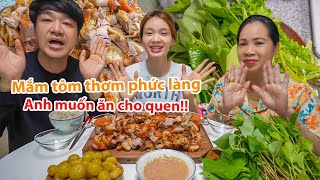 |1297| ANH BA CỐ CHẤP ĂN GIÒ HEO CHẤM MẮM TÔM CÀ PHÁO VÌ SỢ QUÊN MÓN VIỆT.