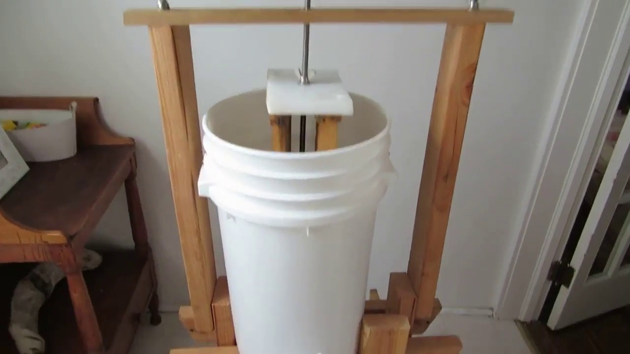FARM SHOW - Bucket Spinner Extracts Honey - YouTube