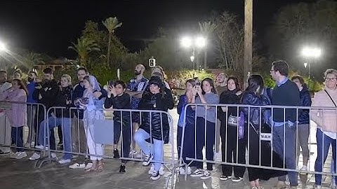 تجمع العشرات من السياح خلال صلاة التراويح أمام مسجد الكتبية مراكش المغرب/ القارئ وديع شاكر