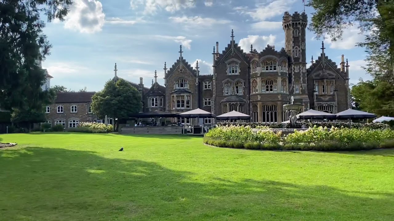 Достопримечательности Англии , Oakley Court Hotel in  Windsor, UK