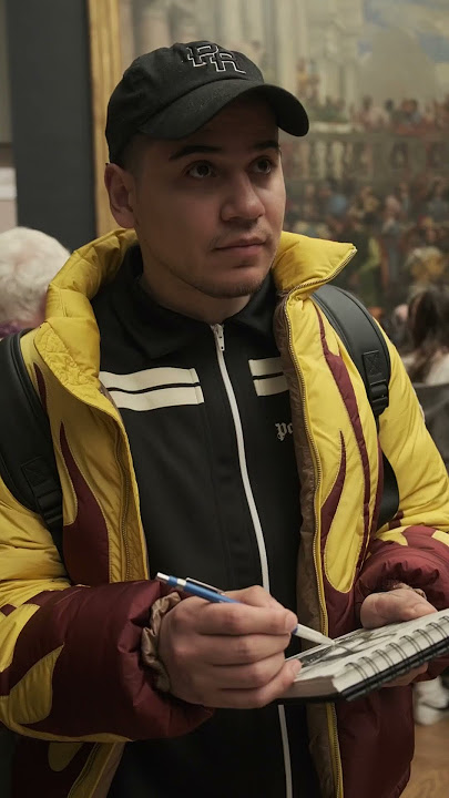 Sketching the Mona Lisa in the Louvre museum!