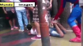 Hombre Araña somete a supuesto ladron en Argentina