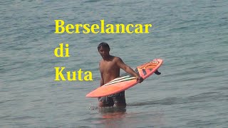 Berselancar di Pantai Kuta, Bali